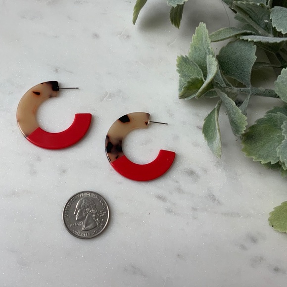 The Ellen - Two Toned Resin Tortoise Earrings - Picture 3 of 4